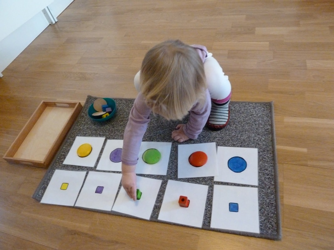 Barn arbetar med montessorimaterial på Pärlugglan i Sollentuna