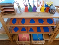 Montessori-material som används av barn på Pärlugglan förskola Sollentuna