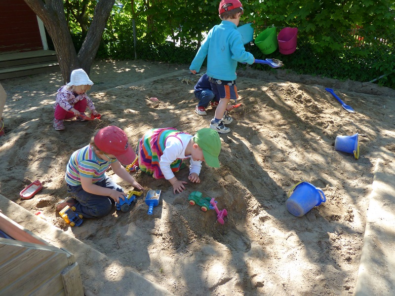 Lek på gården vid Montessoriförskolan Pärlugglan i Sollentuna